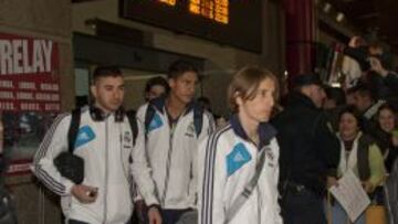 CONCENTRADOS. Benzema, Varane y Modric a su llegada al aeropuerto de Vigo en la tarde de ayer.