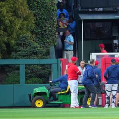 Fan falls into Red Sox bullpen at Citizens Bank Park