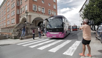 Los 33 miembros del CF Fuenlabrada que han recibido el alta epidemiol&oacute;gica abandonan en un autob&uacute;s el hotel NH Finisterre donde permanecer&aacute;n confinados los 13 jugadores restantes del equipo hasta recibir tambi&eacute;n el alta tras lo