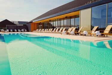 La zona de bienestar cuenta con una piscina cubierta, varias saunas y una sala de fitness. 