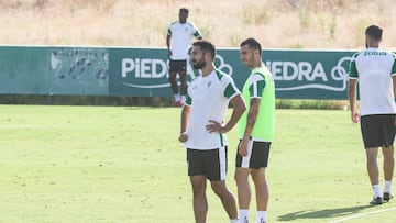 Alves, en un entrenamiento junto a Guardiola