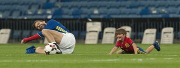 Piqué jugando con su hijo.