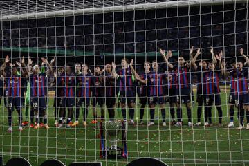 El Barcelona levanta el trofeo de LaLiga en el Camp Nou