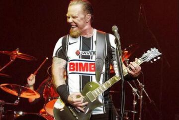 El vocalista de la banda de rock, uso la playera de Rayados en una de sus presentaciones.