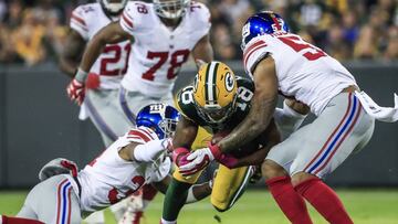 THM26. Green Bay (United States), 10/10/2016.- Green Bay Packers offensive player Randall Cobb (C) is tackled by New York Giants defensive player Trevin Wade (L) and New York Giants defensive player Keenan Robinson (R) on a pass play in the first half of their American Football game at Lambeau Field in Green Bay, Wisconsin, USA, 09 October 2016. (F&uacute;tbol, Estados Unidos) EFE/EPA/TANNEN MAURY