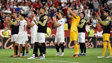 La plantilla del Sevilla agradece el apoyo de la afici&oacute;n.