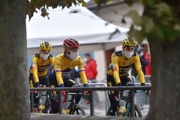 El esloveno Primoz Roglic (C) del Team Jumbo llega para el inicio de la sexta etapa de la Vuelta Ciclista a España 2020, una carrera de 146,4 km desde Biescas a Formigal.