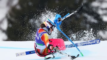Milano Cortina 2026 Paralympics - Para Alpine Skiing - Women's Giant Slalom Sitting - Tofane Alpine Skiing Centre, Belluno, Italy - March 12, 2026. Audrey Pascual Seco of Spain crashes during the first run REUTERS/Stoyan Nenov