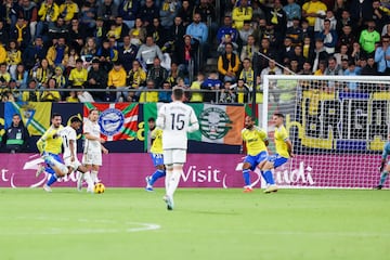 Rodrygo dispara a portería en el primer gol del Real Madrid. 