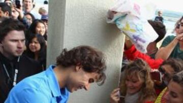 <b>CON SUS ADMIRADORES. </b>Rafa firma autógrafos en Melbourne.