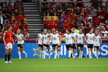 1-0. Klara Bühl celebra el primer gol con sus compañeras.
