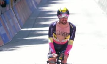 Victor Campenaerts le pide a una chica una cita en plena contrarreloj del centenario del Giro de Italia.