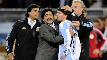 Maradona y Messi celebran el pase a los cuartos de final del Mundial de 2010