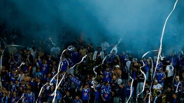 Hinchas de Millonarios en un partido por Liga Águila en el estadio El Campín