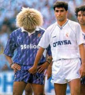 El 'Pibe' enfrentaba al Real Madrid, cuando en una jugada a balón parado, Míchel acercó su mano y lo tocó en su zona íntima. La reacción del colombiana mostró incredulidad ante lo que ocurría, simplemente agachó la cabeza para comprobar que realmente estaba sucediendo lo que imaginaba.