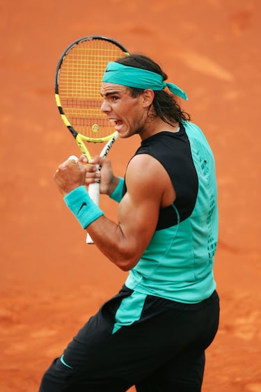 Rafa Nadal celebra un punto durante su victoria por 6-2, 7-5 en cuartos de final contra el italiano Potito Starace en el quinto día de Torneo en 2007. 
