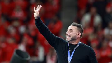 MEX3160. TOLUCA (MÉXICO), 25/05/2025.- El entrenador del Toluca Antonio Mohamed celebra este domingo, tras obtener el campeonato en un partido de la final del Torneo Clausura 2025 de la Liga MX entre Toluca y América, en el estadio Nemesio Díez en Toluca (México). EFE/ Alex Cruz