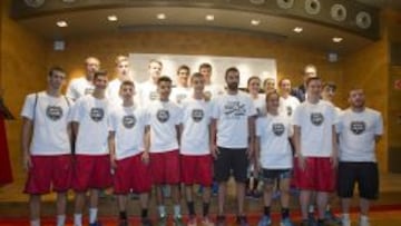 Juan Carlos Navarro, junto a algunos participantes del Campus Nike de Andorra.