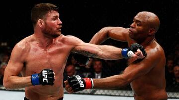 Michael Bisping y Anderson Silva, durante su combate de UFC en febrero de 2016.