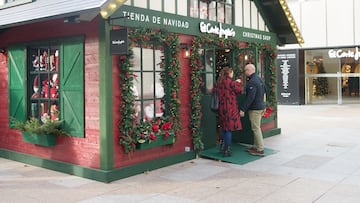 Tienda de Navidad de El Corte Inglés, a 22 de noviembre de 2024, en Madrid (España). El sector comercio tendrá que cubrir alrededor de 71.000 puestos de trabajo entre noviembre y enero, coincidiendo con la campaña de Navidad, que comienza este mes con el 'Black Friday' y que concluye a principios de año con el inicio de las rebajas de invierno, según las previsiones de la Federación de Servicios de CCOO.
22 NOVIEMBRE 2024;NAVIDAD;CAMPAÑA;EMPLEOS;SECTOR COMERCIO;EMPLEADOS
Jesús Hellín / Europa Press
22/11/2024