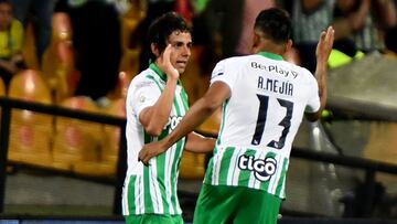 Daniel Mantilla y Alex Mejía durante un partido de Atlético Nacional.