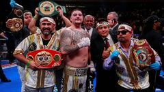 Andy Ruiz Jr festeja con su equipo su triunfo ante Anthony Joshua.