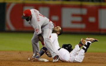 El jugador de los Houston Astros Jonathan Villar es eliminado por Brandon Phillips de los Cincinnati Reds en el partido de beisbol de la Major League.