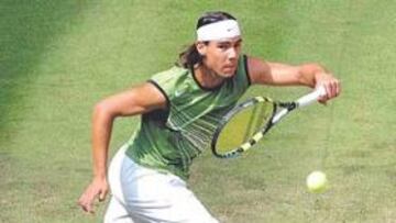 <b>DESACLIMATADO. </b>Rafa Nadal, demasiado cansado, no pudo ajustar el cambio de la pista de tierra a la de hierba.