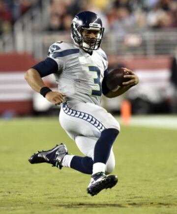 Russell Wilson hizo un partido discreto. Confiado por lo holgado de la ventaja arriesgó más de la cuenta en algunas ocasiones, siendo interceptado dos veces. Finalizó con 235 yardas de pase (18 de 24) y corriendo 7 veces para otras 20 yardas.