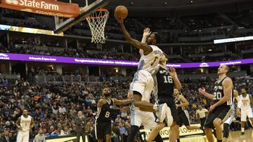 DEN14. DENVER, CO (EE.UU.), 05/01/2016.- El jugador Will Barton (c) de Denver Nuggets en acción ante Pau Gasol (2d) de San Antonio Spurs hoy, jueves 5 de enero de 2017, durante un partido de baloncesto de la NBA entre San Antonio Spurs y Denver Nuggets en Denver (EE.UU.). EFE/Todd Pierson