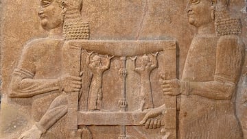 Asistentes asirios portando una mesa