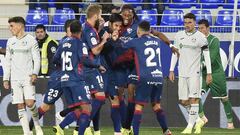 Los jugadores del Huesca celebran un gol de Etxeita contra el Getafe.