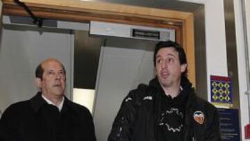 <b>MUY OPTIMISTA. </b>Emery, en la foto junto a Manuel Llorente, quiere enganchar a los aficionados con su discurso.