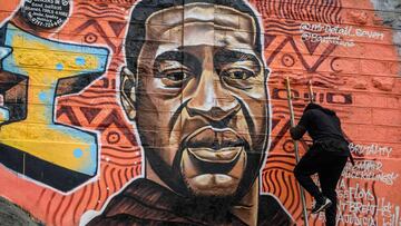 Kenyan mural artist Allan Mwangi, also known as Mr.detail.sevenpaints a graffiti mural in the Kibera slum in Nairobi on June 3, 2020, depicting the American, George Floyd, who was killed by a police officer in Minneapolis, in the United States. (Photo by 