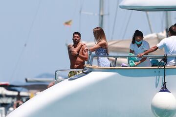 Messi and Suárez enjoy Ibiza holiday with family