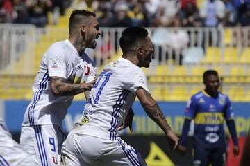 El jugador de Universidad de Chile Lorenzo Reyes celebra con sus compaeros despues de convertir un gol contra Everton durante el partido de primera division disputado en el Estadio Sausalito de Vina del Mar,