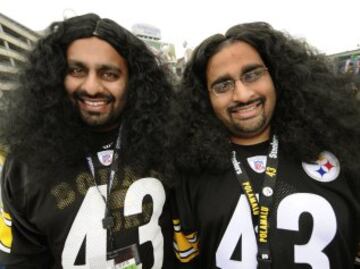 La fama de su pelo ha sido tal que en numerosas ocasiones se ha visto aficionados yendo a los partidos con grandes pelucones para animar a su ídolo. En la foto, dos asistentes a la Super Bowl XLIII disfrazados de Polamalu.