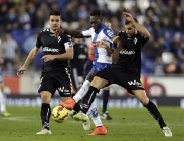 Los jugadores del Eibar Ekiza y Errasti, presionan a Felipe Caicedo, delantero colombiano del RCD Espanyol, durante el partido de la decimo séptima jornada de Liga de Primera División 