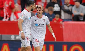 Rafa Mir celebra con Manu Bueno el 1-0 del Sevilla.