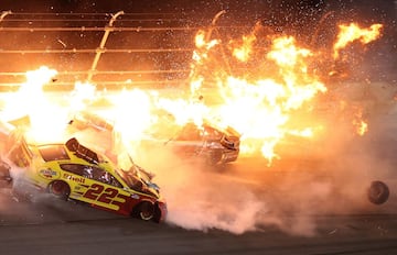 DAYTONA BEACH, FLORIDA - 14 DE FEBRERO: Joey Logano, conductor del Ford #22 Shell Pennzoil, y Cole Custer, conductor del Ford #41 HaasTooling.com, se ven involucrados en un incidente en pista durante la 63ª edición de la Daytona 500 de la NASCAR Cup Series en el Daytona International Speedway el 14 de febrero de 2021 en Daytona Beach, Florida.