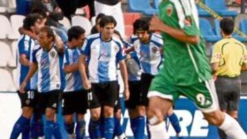 <b>ALEGRÍA Y DESOLACIÓN. </b>Los jugadores del Hércules celebran el tanto conseguido por Abraham Paz ante la desesperación de Oliveira.