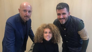De la Víbora con sus agentes de Stellar Group firmando su contrato con el Madrid.