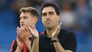 Andoni Iraola, entrenador del Bournemouth, aplaude a los aficionados tras el partido ante el Brighton.