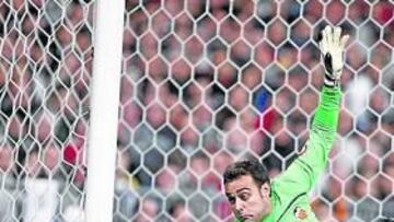 <b>DOS GRANDES MANOS. </b>El brasileño salvó al equipo con dos intervenciones a Jonathan Pereira.