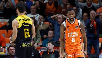 VALENCIA, 13/12/2024.- El jugador de Valencia Basket Jean Montero (d) junto al jugador de La Laguna TenerifeBruno Fitipaldo (i) durante el partido de baloncesto correspondiente a la J6 aplazado en su día por la DANA, disputado hoy viernes en el pabellón de la Fuente de San Luis de Valencia, entre Valencia Basket y La Laguna Tenerife. EFE/ Miguel Ángel Polo