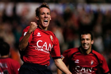 Formado en la cantera del Osasuna, jug車 con el primer equipo desde 2004 hasta 2007. Visti車 la camiseta del Athletic Club entre 2007 y 2012.