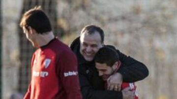 Bielsa bromea con un canterano.