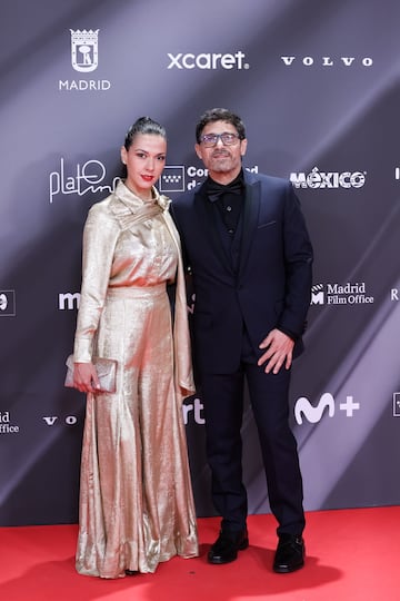 H¨¦ctor Kotsifakis posa en la alfombra roja con su acompa?ante.