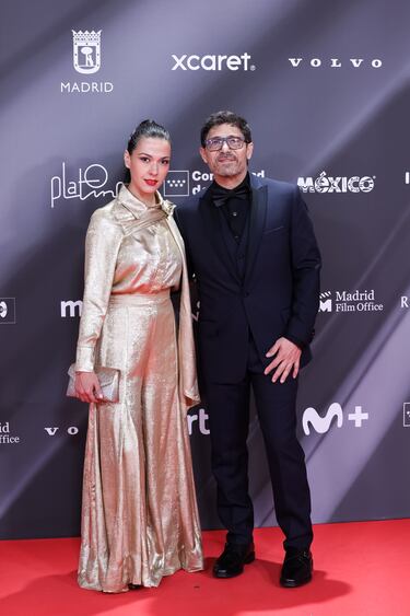 Héctor Kotsifakis posa en la alfombra roja con su acompañante. 