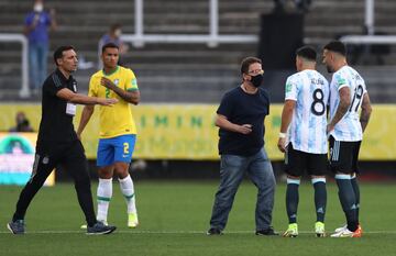 Agentes brasileños interrumpen el partido. 